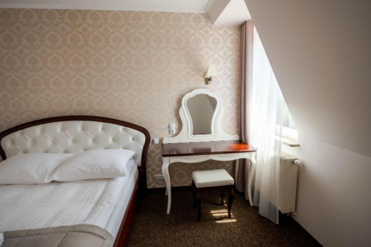 Hotel Palacowa Narol エクステリア 写真